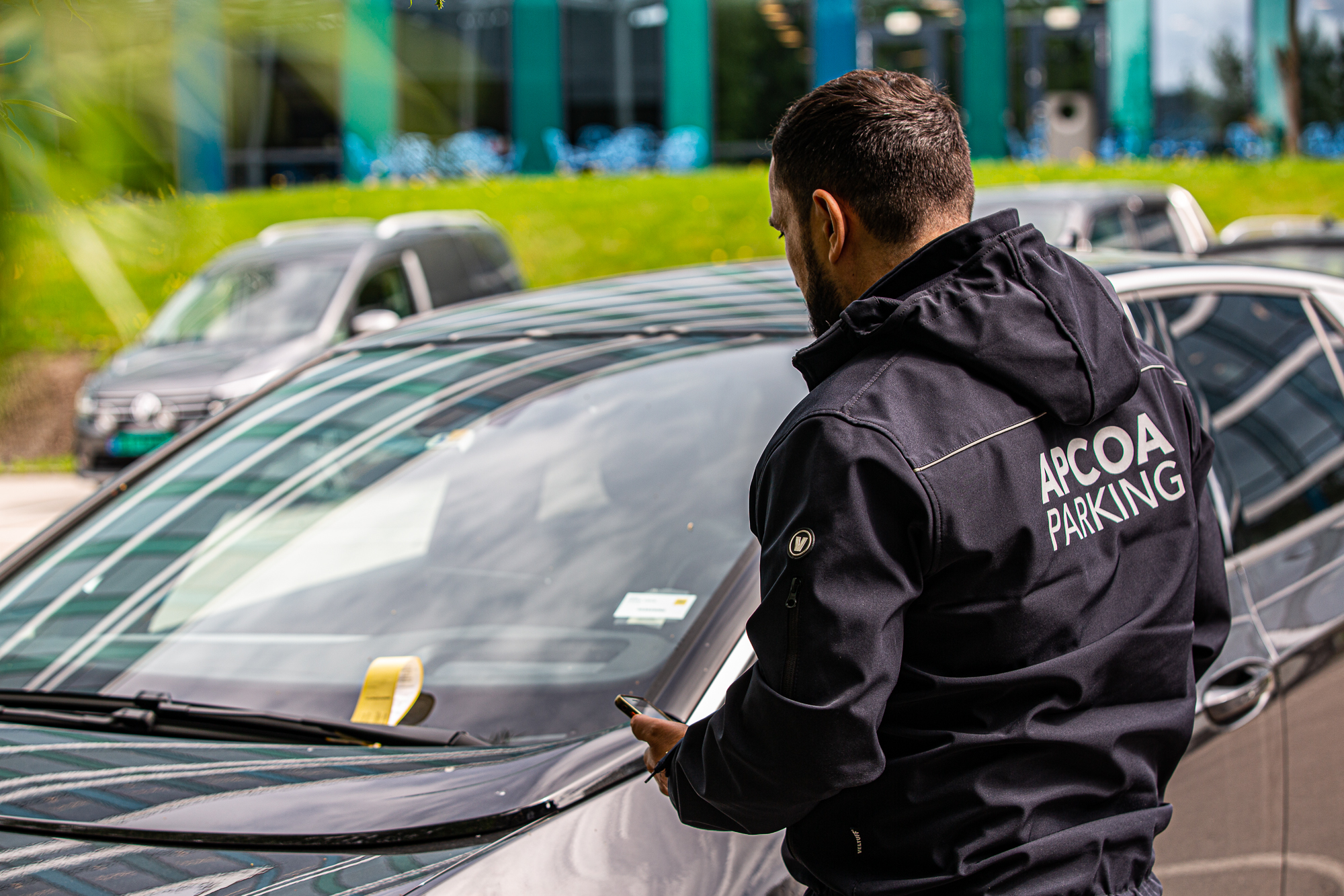 Control officer issues a control sanction on a car in a parking area